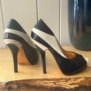 $49 SALE Black White Stripe 5” Heel Shoes BCBG Platform Open Peep Toe Women 7.5